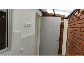 Arrienda Apartamento- segundo piso -parqueadero-c. montes-