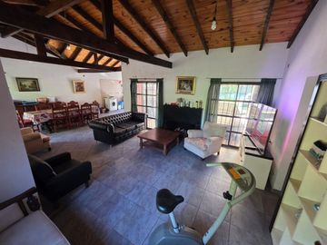 VENTA CASA 3 AMBIENTES LA REJA. PILETA Y QUINCHO