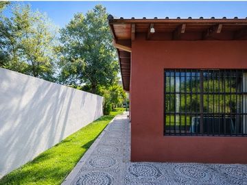 VENTA CASA 3 AMBIENTES LA REJA. PILETA Y QUINCHO
