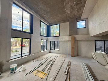 VENTA LOCAL A ESTRENAR BRICKHOUSE ITUZAINGO 150M2