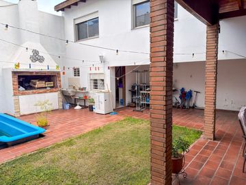 VENTA CASA 4 AMB COCHERA JARDIN PILETA CASTELAR