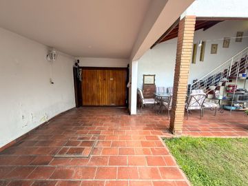 VENTA CASA 4 AMB COCHERA JARDIN PILETA CASTELAR