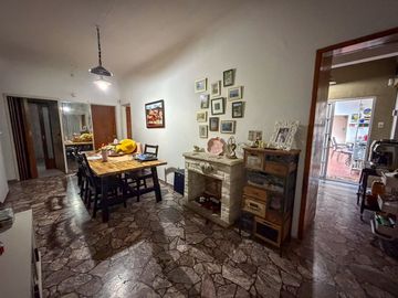 VENTA CASA 4 AMB COCHERA JARDIN PILETA CASTELAR