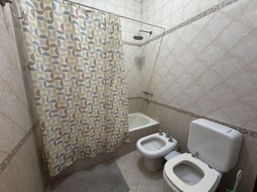 VENTA CASA 4 AMB COCHERA JARDIN PILETA CASTELAR