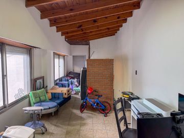 VENTA CASA 4 AMB COCHERA JARDIN PILETA CASTELAR