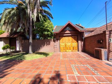 VENTA CASA 4 Amb. c/JARDIN y PILETA - OPORTUNIDAD!