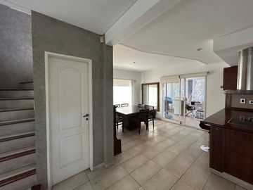 VENTA CASA 4 AMB B CERRADO PARQUE LELOIR APTO CRED