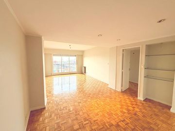 Dpto. 3 amb. en venta piso alto Avda. Libertador