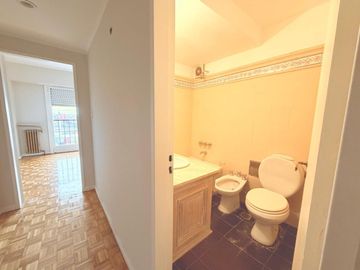 Dpto. 3 amb. en venta piso alto Avda. Libertador