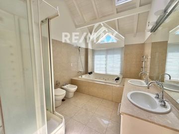VENTA CASA 4 dormitorios HIGHLAND PARK gran parque