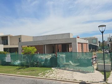 CASA 3 DORMITORIOS EN VENTA VIDA 1 FUNES