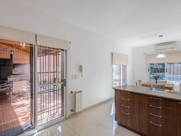 CASA 7 AMB BARRIO INGLES HURLINGHAM - APTO CREDITO