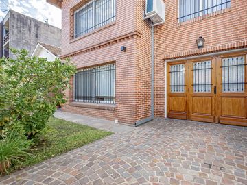 CASA 7 AMB BARRIO INGLES HURLINGHAM - APTO CREDITO