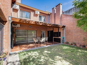 CASA 7 AMB BARRIO INGLES HURLINGHAM - APTO CREDITO