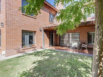 CASA 7 AMB BARRIO INGLES HURLINGHAM - APTO CREDITO