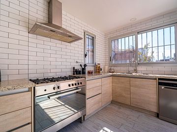 CASA 5 AMBIENTES VENTA HAEDO CON PARQUE Y PILETA