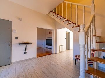 CASA 5 AMBIENTES VENTA HAEDO CON PARQUE Y PILETA