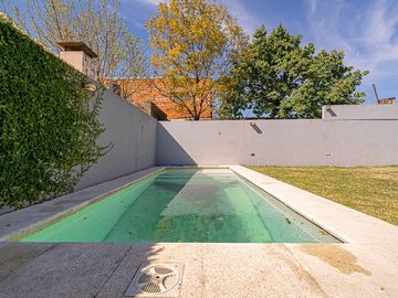 CASA 5 AMBIENTES VENTA HAEDO CON PARQUE Y PILETA