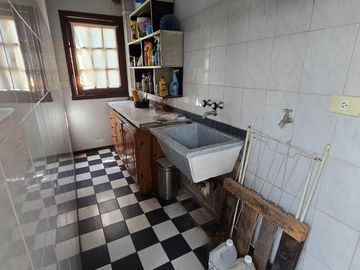 VENTA CASA 5 AMB. PILETA QUINCHO QUILMES
