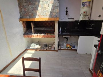 VENTA CASA 5 AMB. PILETA QUINCHO QUILMES