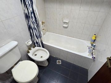 VENTA CASA 5 AMB. PILETA QUINCHO QUILMES
