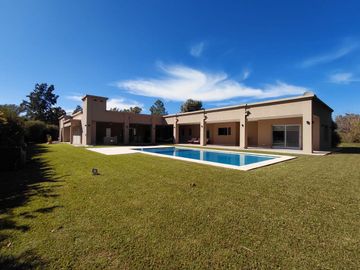 Exclusiva casa en venta - Las Casuarinas del Pilar