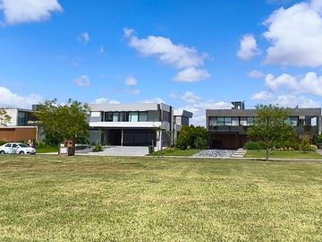Lote 954.44m Muelles Puertos del Lago Excelente Ub