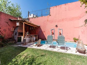 VENTA CASA 5 AMB CON PILETA EN FLORES