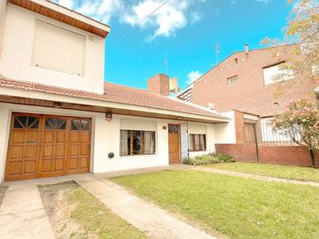 venta casa 4 ambientes + departamento  Los Pinares