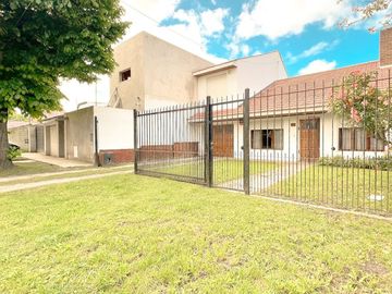 venta casa 4 ambientes + departamento  Los Pinares