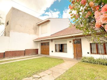 venta casa 4 ambientes + departamento  Los Pinares