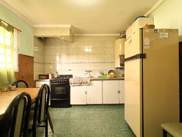 venta casa 4 ambientes + departamento  Los Pinares