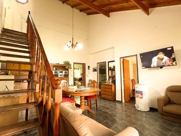 venta casa 4 ambientes + departamento  Los Pinares