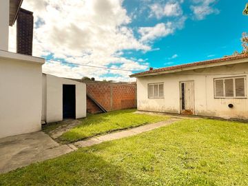 venta casa 4 ambientes + departamento  Los Pinares