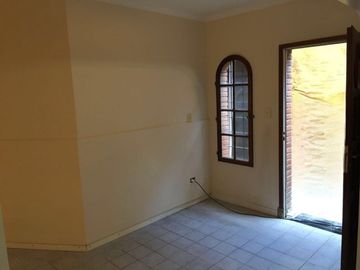 VENTA CASA 4 AMB EN BECCAR CON JARDIN APTO CRÉDITO