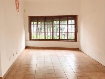 VENTA CASA 4 AMB EN BECCAR CON JARDIN APTO CRÉDITO