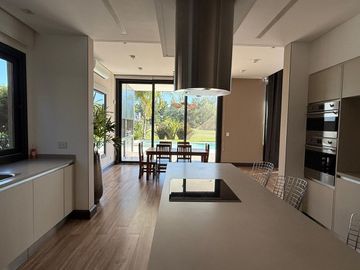 CASA 6 AMBIENTES EN ALQUILER SAINT THOMAS OESTE