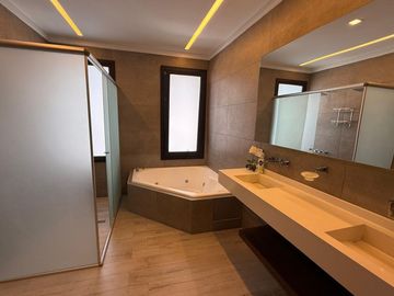 CASA 6 AMBIENTES EN ALQUILER SAINT THOMAS OESTE
