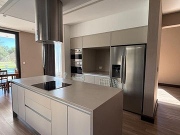 CASA 6 AMBIENTES EN ALQUILER SAINT THOMAS OESTE