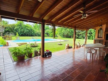VENTA CASA EN CHACRAS DE OPEN DOOR PILETA GALPON