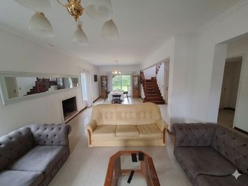 CASA 6 AMBIENTES EN VENTA EN BARRIO EL LAUQUEN