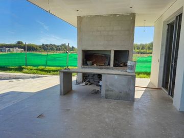 CASA VENTA 4 AMBIENTES CON PILETA SAN FERMIN