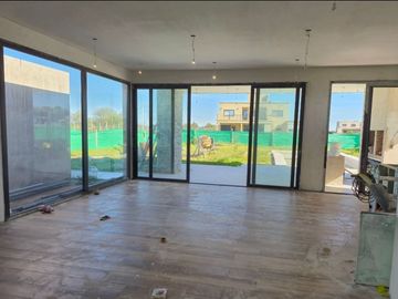CASA VENTA 4 AMBIENTES CON PILETA SAN FERMIN