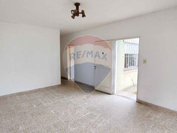 VENTA - CASA 4 AMBIENTES CON JARDÍN - CAMPANA