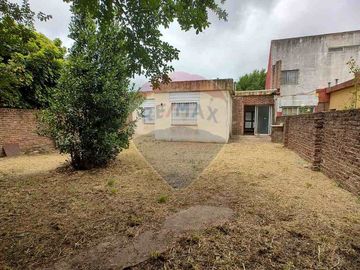 VENTA - CASA 4 AMBIENTES CON JARDÍN - CAMPANA