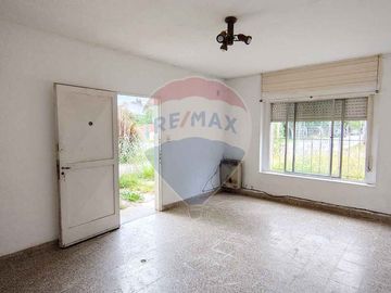 VENTA - CASA 4 AMBIENTES CON JARDÍN - CAMPANA
