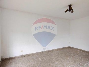 VENTA - CASA 4 AMBIENTES CON JARDÍN - CAMPANA