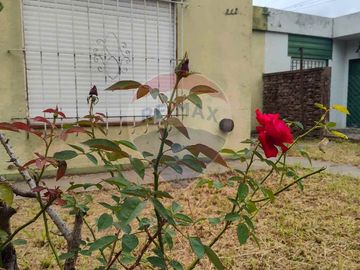 VENTA - CASA 4 AMBIENTES CON JARDÍN - CAMPANA