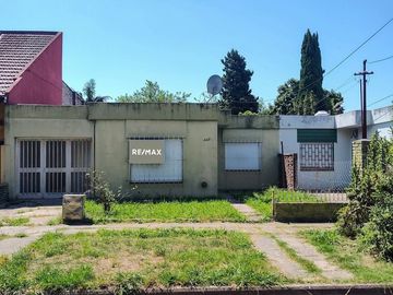 VENTA - CASA 4 AMBIENTES CON JARDÍN - CAMPANA
