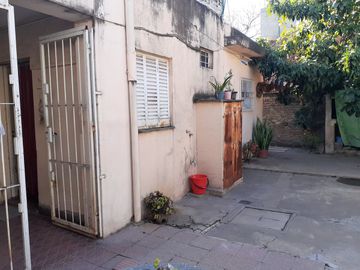 Casa al frente c/patio, galpón y Terraza - Godoy
